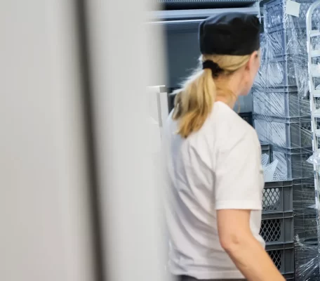 Quaglie surgelate: donna che cerca nel freezer - Quaja Veneta