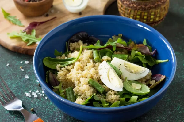 Salat mit Wachteleiern und Quinoa